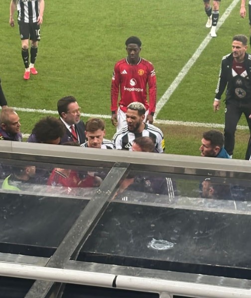 柠檬体育直播-曼晚：曼联和纽卡在球员通道大吵，B费、乔林顿互相指责