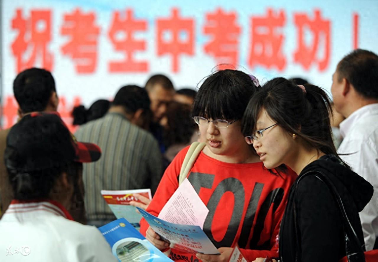 柠檬直播官网-“一半初中生上不了高中！”人民日报给出回应，原来一切早有迹象