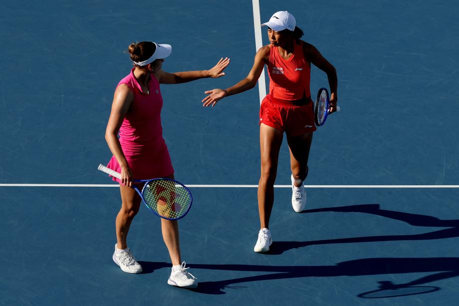 柠檬直播-张帅/梅尔滕斯抢十救4赛点逆转 晋级迈阿密赛女双四强