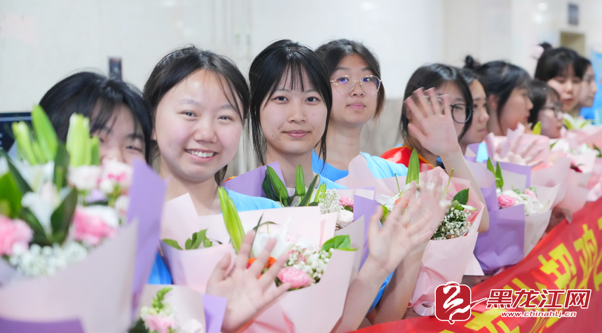 柠檬体育直播-斗志不灭 未来可期——百名球迷鸡西欢迎“远征队”